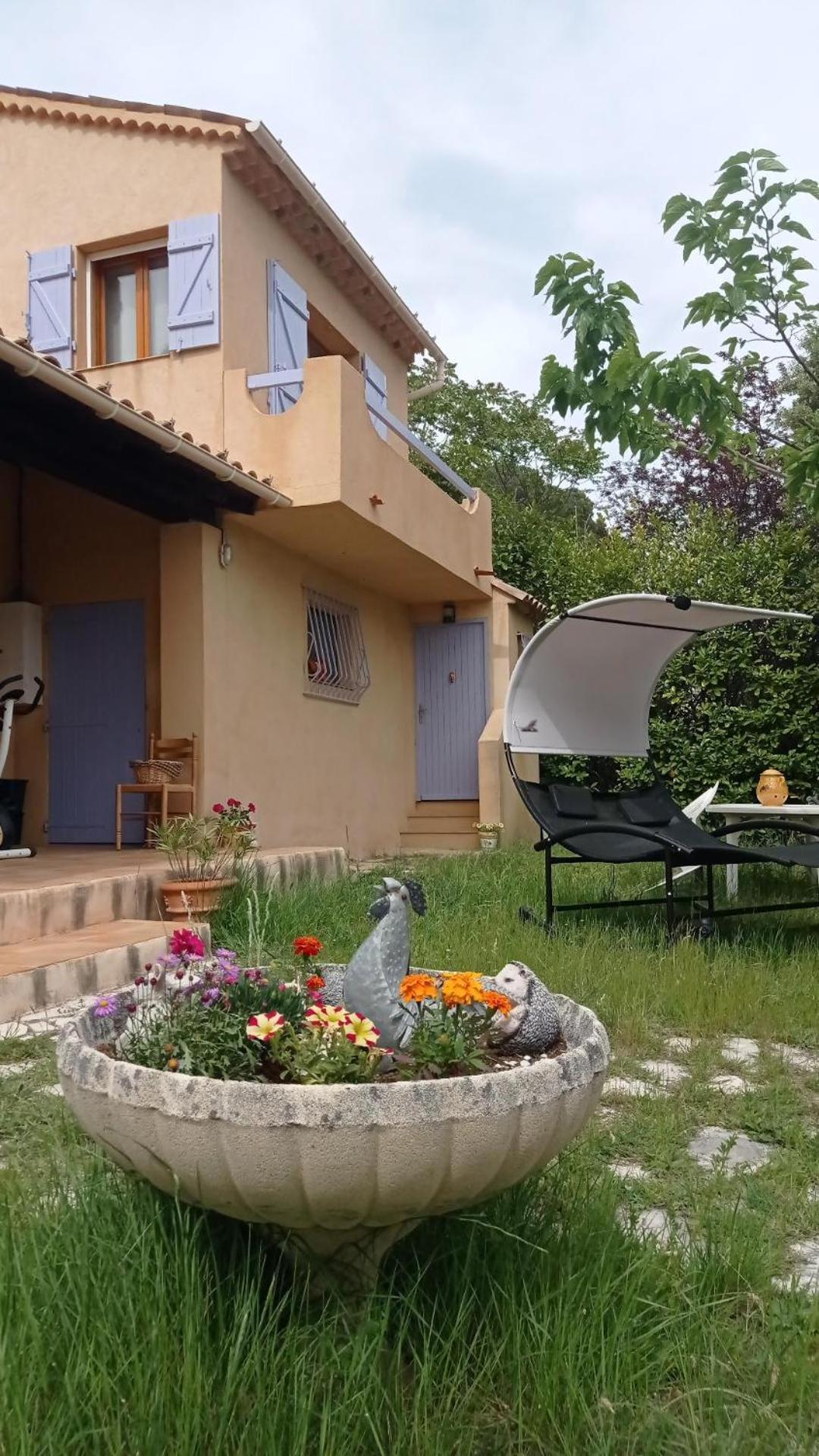 Les Cigales Bed and Breakfast Villelaure Exteriör bild